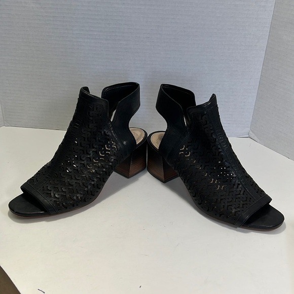 Vince Camuto Sternat “shooties”. - Picture 3 of 16